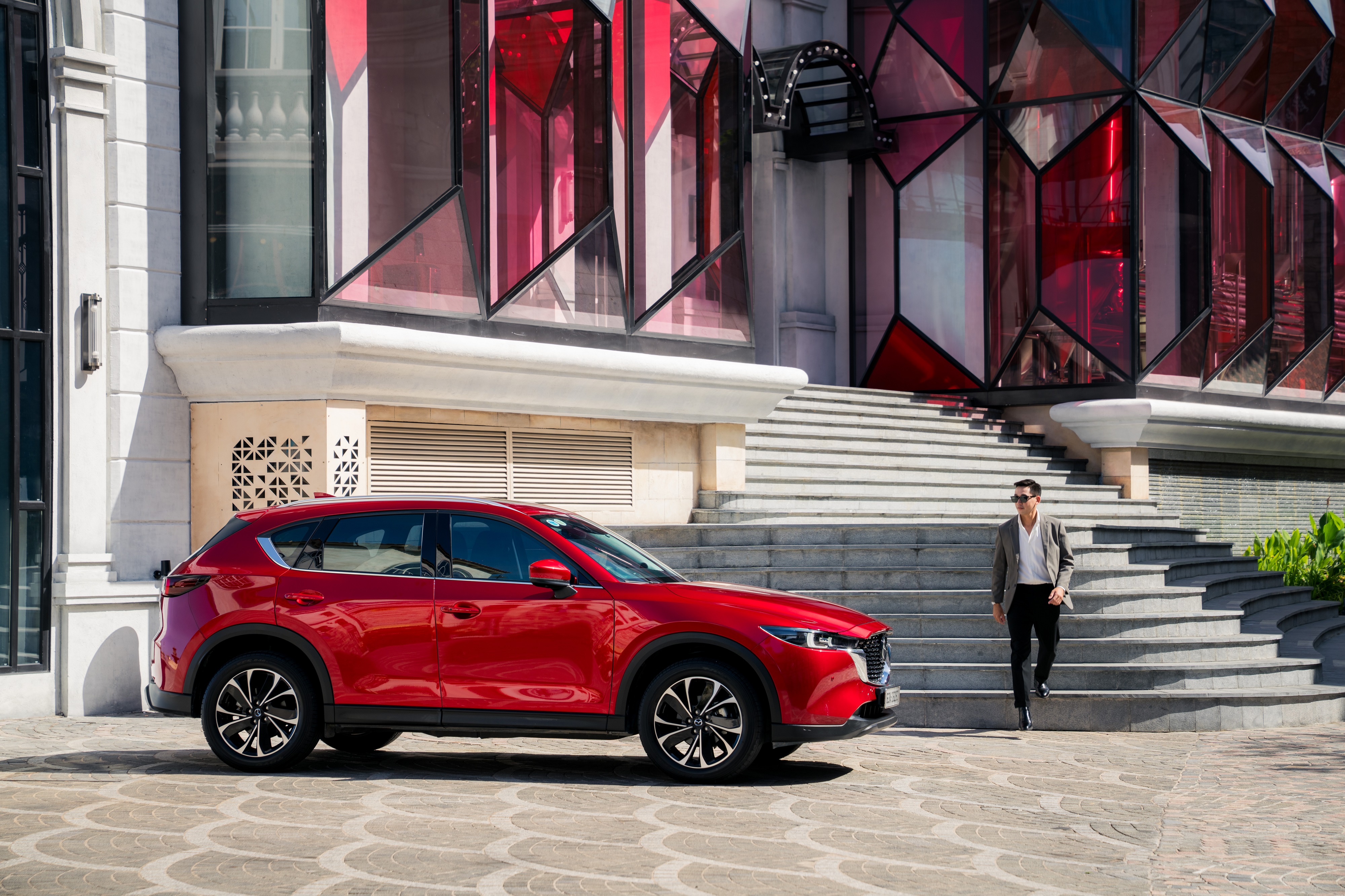 khach-hang-mua-xe-mazda-cx-5-nhan-uu-dai-hap-dan-trong-thang-4-2025-6.jpg